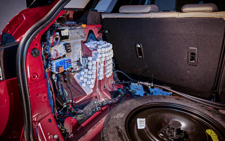 Lichtgewicht vibro-acoustische isolatie in de koffer van een Range Rover Evoque.