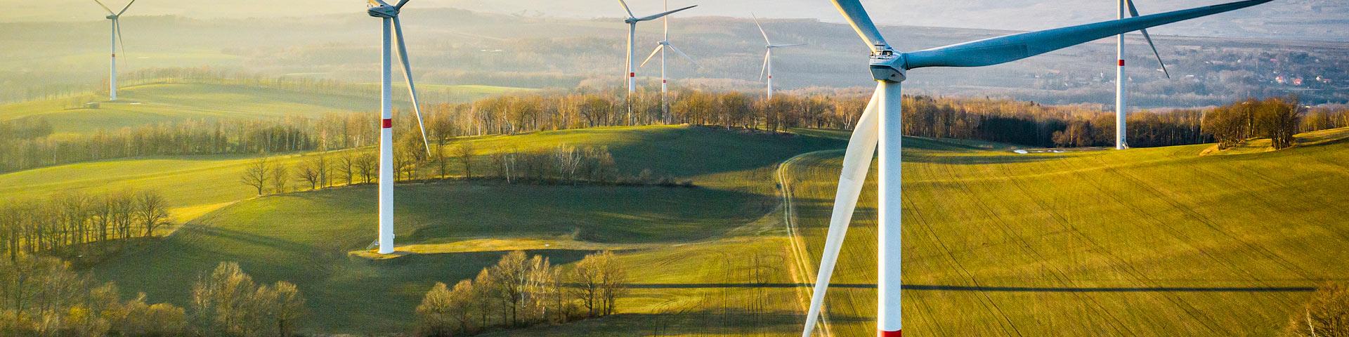 windmolens in landschap