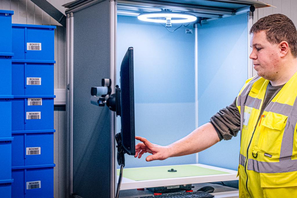 Capture expert knowledge for accelerated training and problem solving