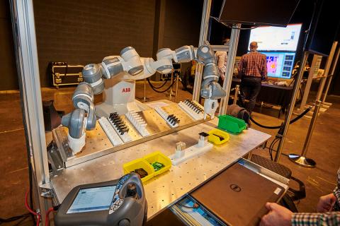robot demo op Symposium Flanders Make
